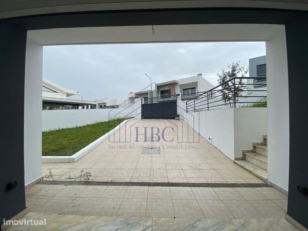 Moradia T5 Moderna e Remodelada no Feijó - Espaço, Conforto e Exclu...-53