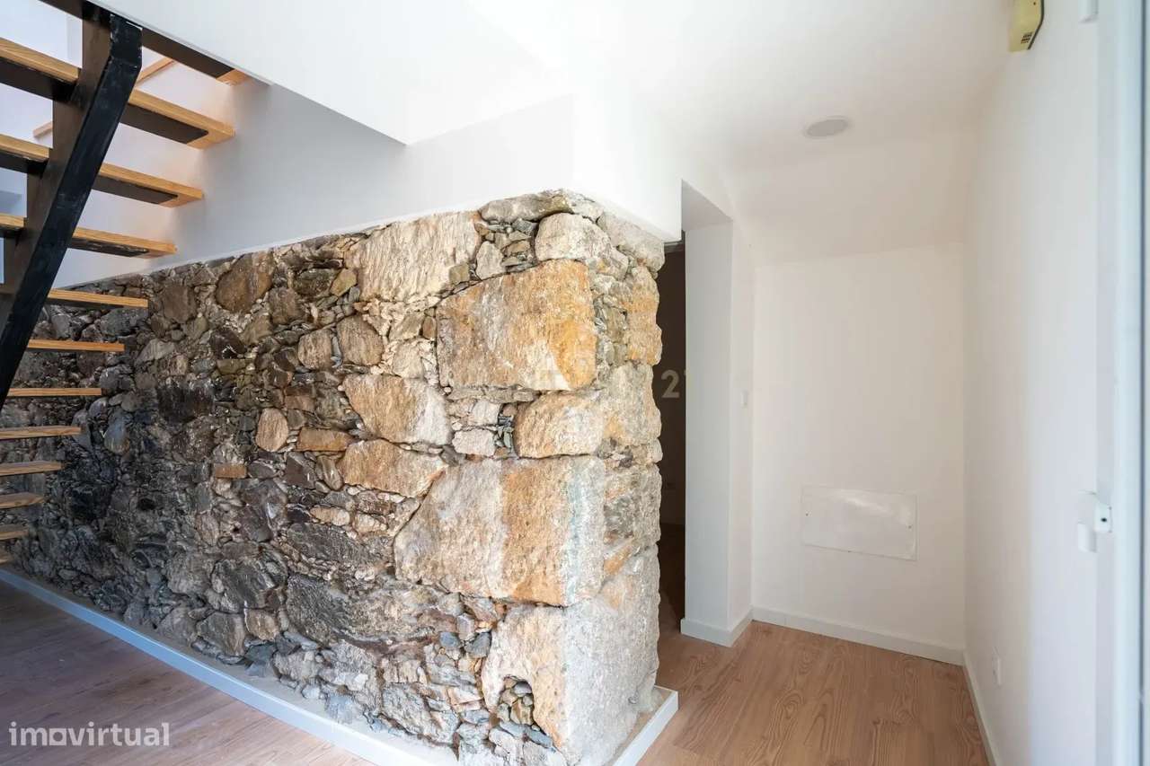 Moradia T3 de dois pisos com terreno totalmente renovada a cinco minut-45