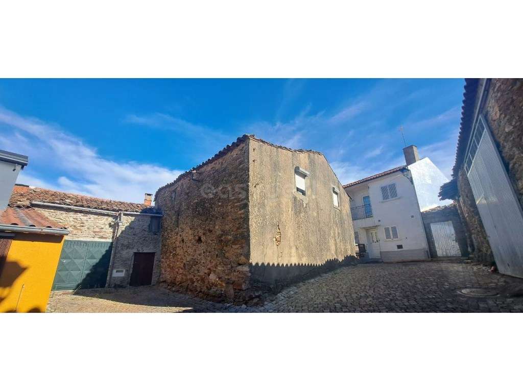 Moradia V3, para recuperar, no Centro Histórico em Mogadouro - Grande imagem: 4/12