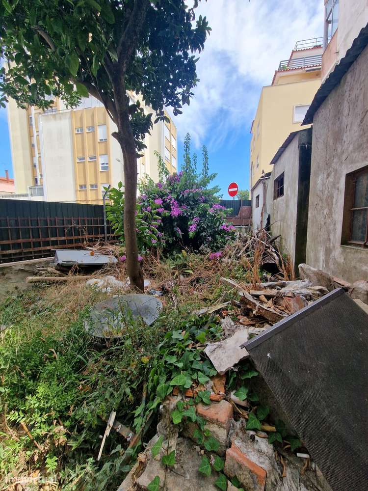 Moradia de dois pisos para remodelar - centro da Amadora-28