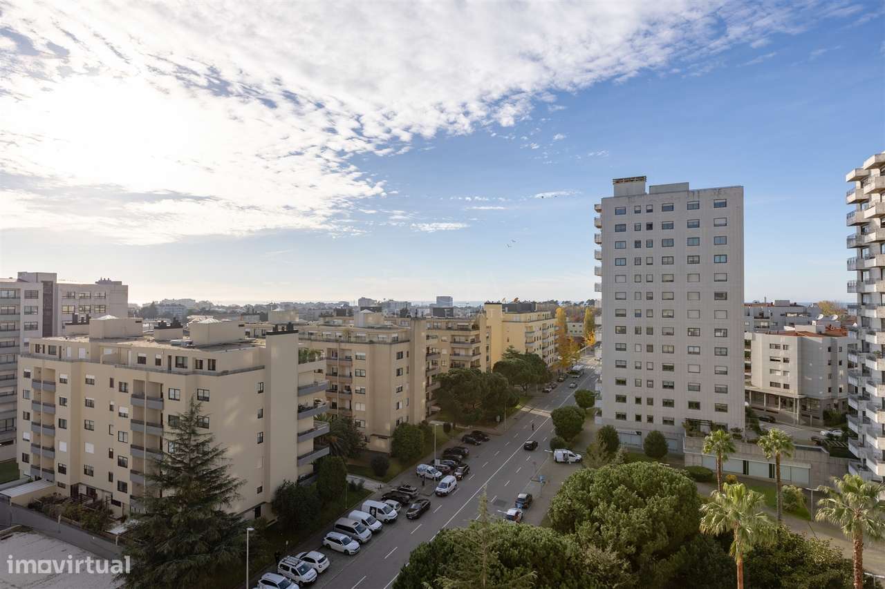 T3+1 com Varanda, 2 Lugares de garagem e Layout Personalizado, Ramalde-4