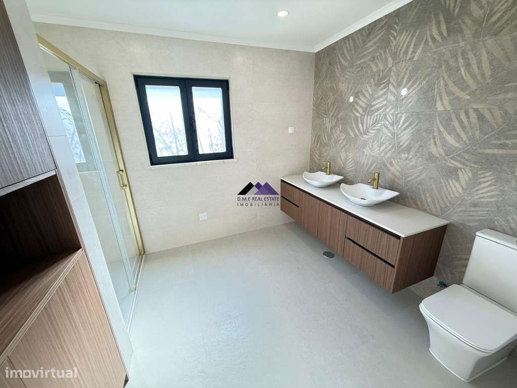 Moradia V3 com Garagem e Piscina a Estrear-42