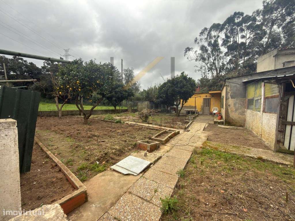 Terreno Urbano com 412m2 e pequena moradia edificada-2