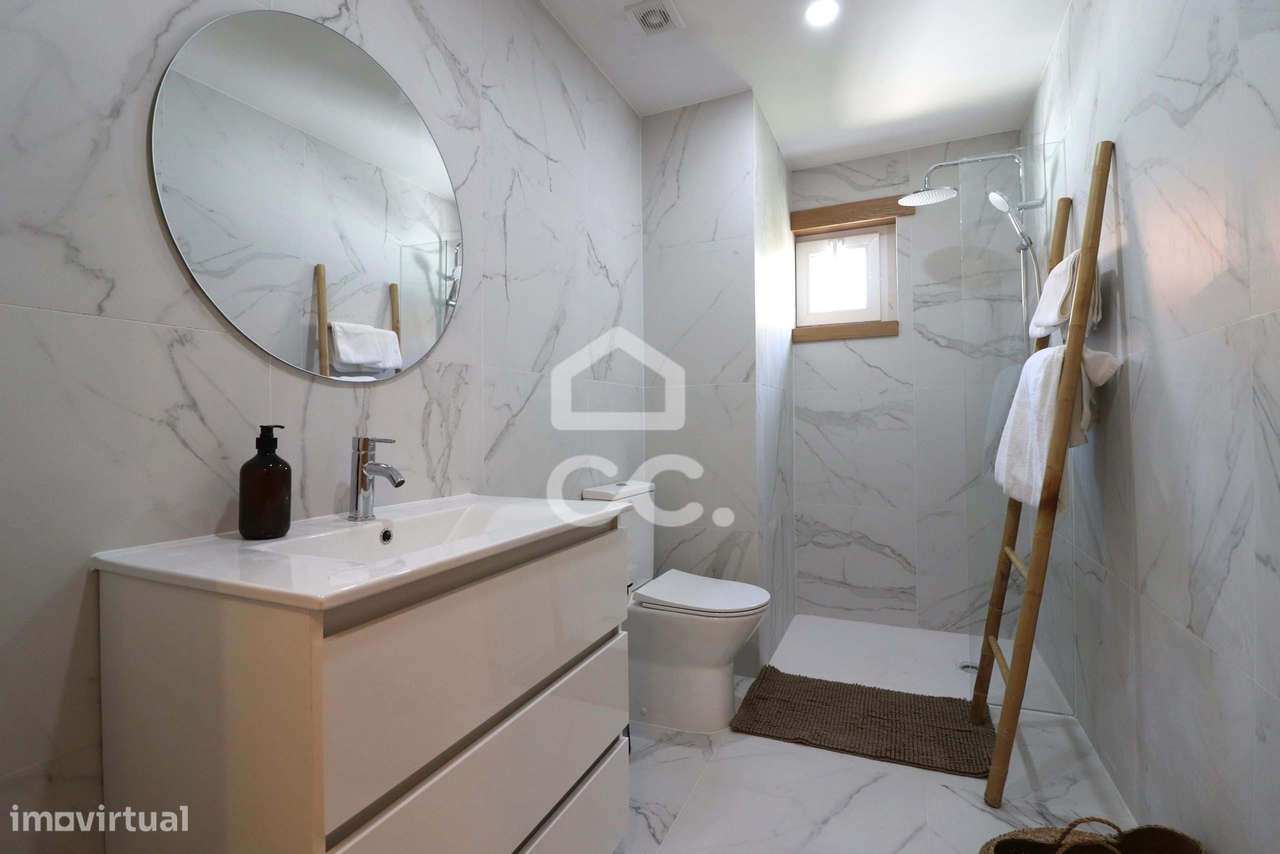 Moradia totalmente remodelada com 6 apartamentos T2 junto à Dias da Si-21