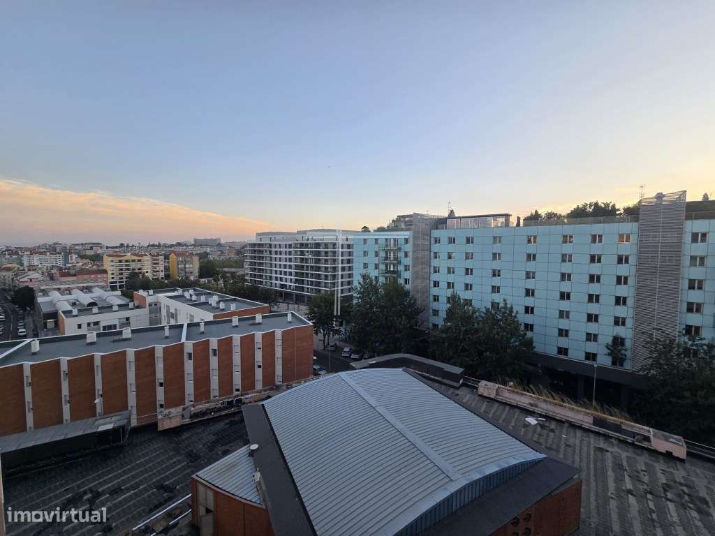 Apartamento T1, com varanda e parqueamento - Avenidas Novas-0