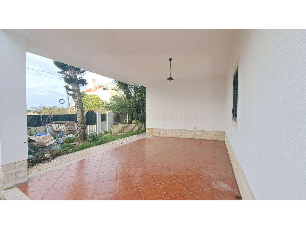 Moradia T3 +1 independente com garagem e piscina em Sesimbra-40