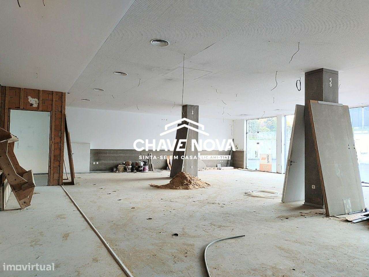 Loja com 387m2 no centro de Stª Mª da Feira - Grande imagem: 3/12