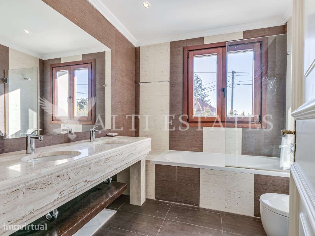 Deslumbrante moradia em zona nobre do Estoril-16