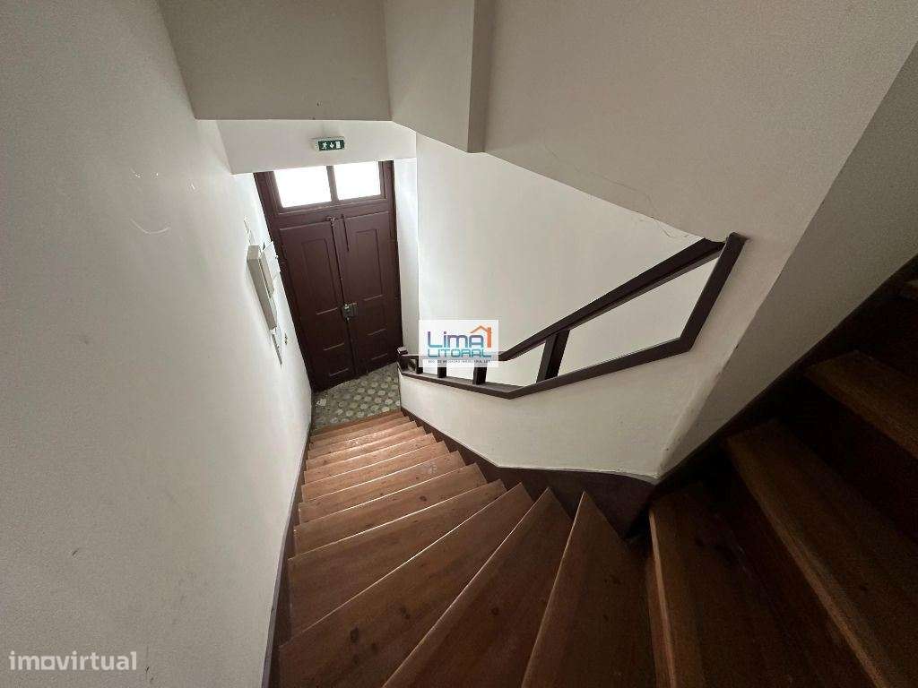 Prédio devoluto para habitação e comércio - Zona Histórica de Leiria-15