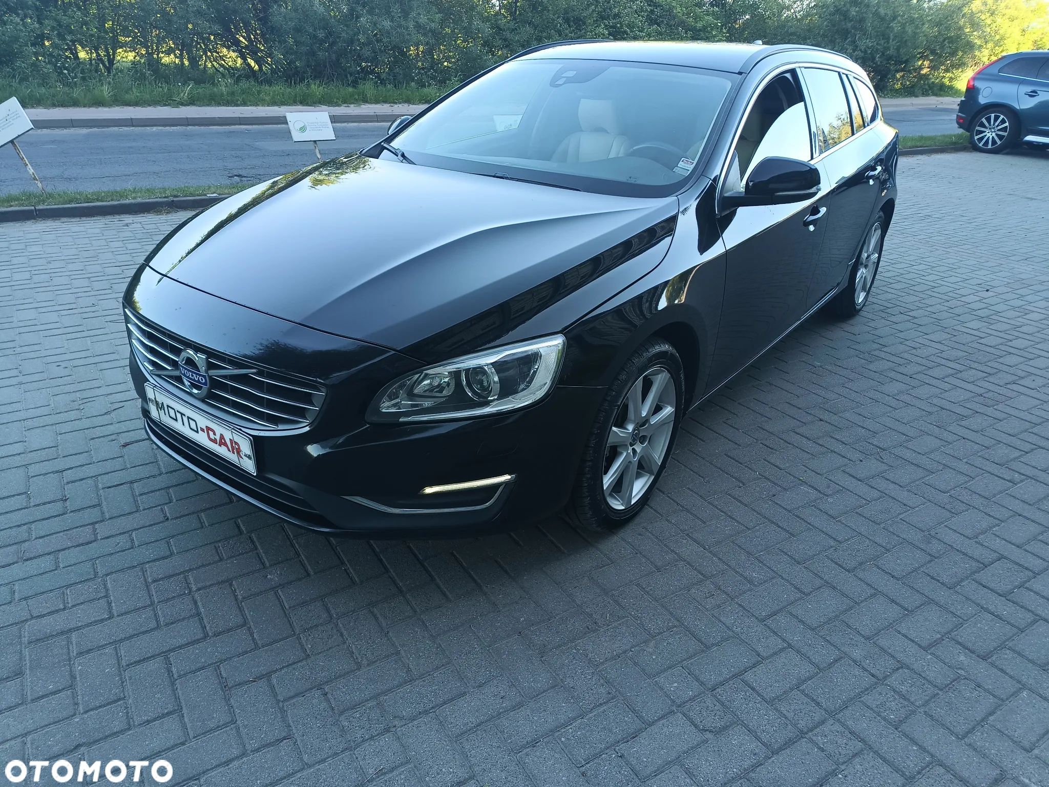 Volvo V60 D5 Drive-E Momentum - 1