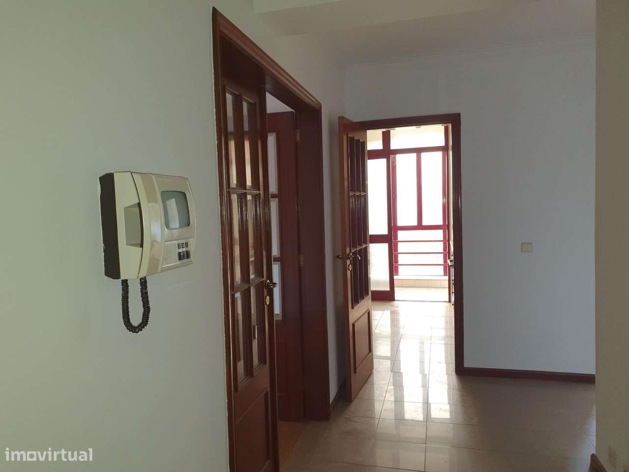 Apartamento T2 com Garagem e Vistas Desafogadas – Vilar do Paraíso - Grande imagem: 4/15