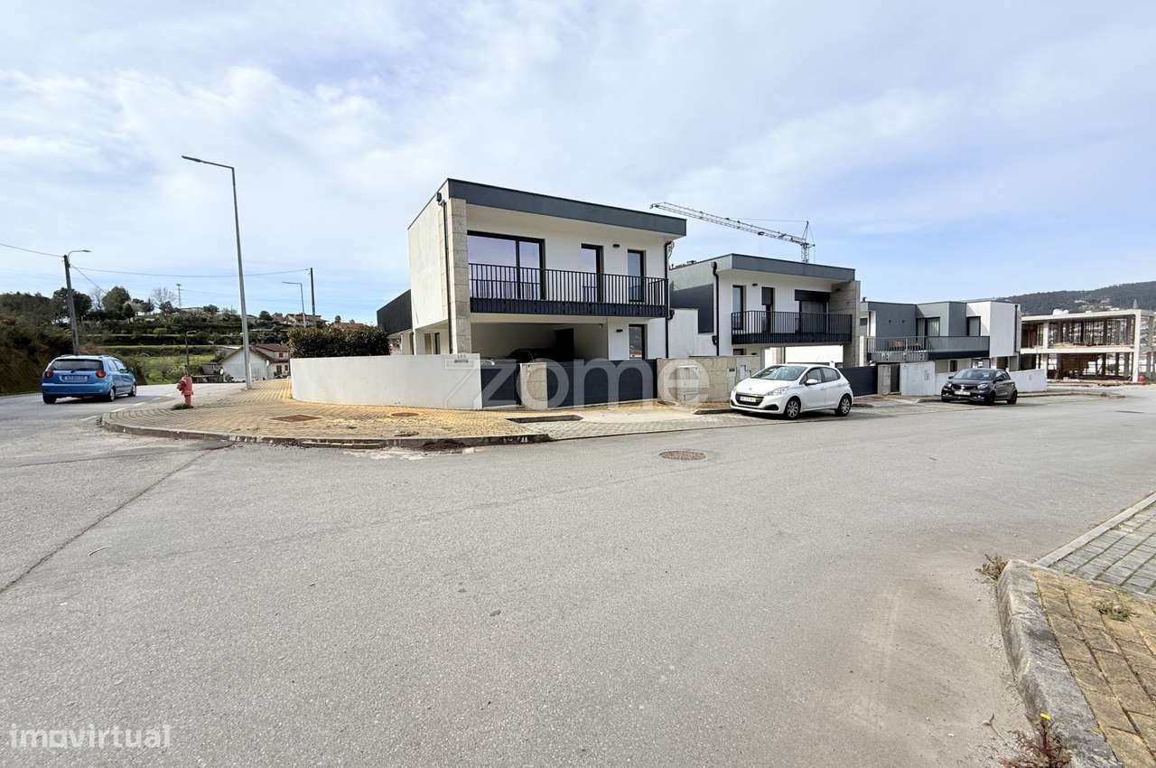Moradia Semi-Nova T3 - Vale S. Cosme - Grande imagem: 3/58