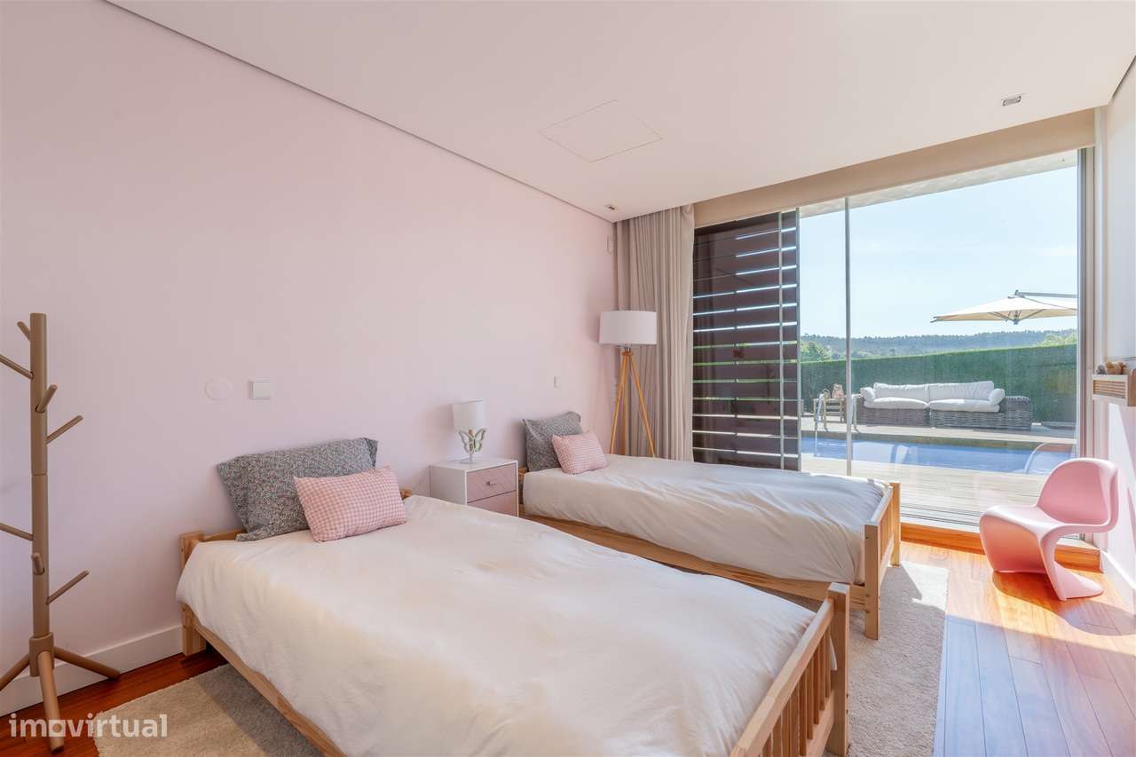 Moradia T4 com piscina, jardim e vista tranquila-11