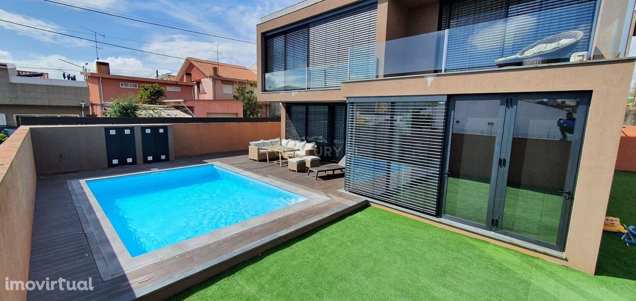Moradia de arquitetura minimalista 3 Suites com  4 frentes piscina e u