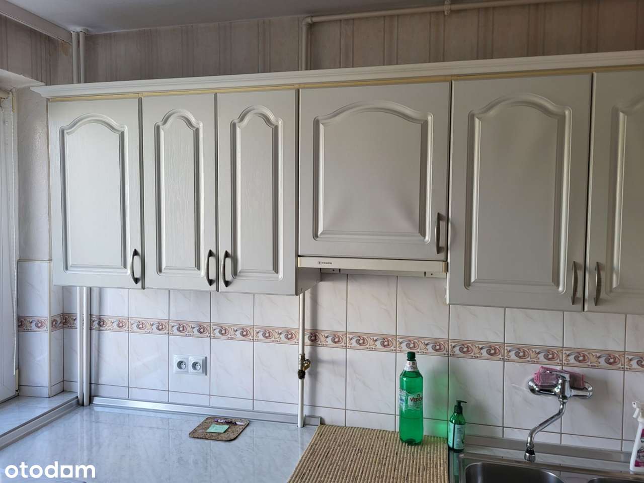 2 pokoje , kuchnia z jadalnią . Odświeżyć i zamieszkać  !  OKAZJA .-0