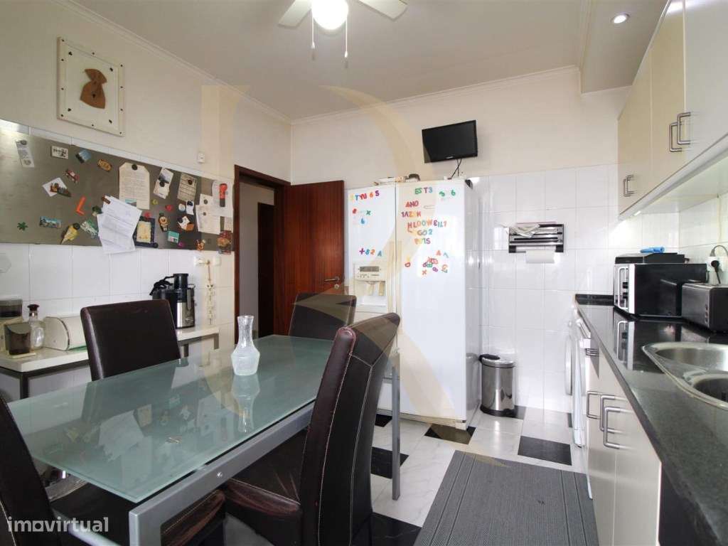 Moradia em banda T3 com garagem e sótão em Vale de Milhaços - Corroios - Grande imagem: 4/25