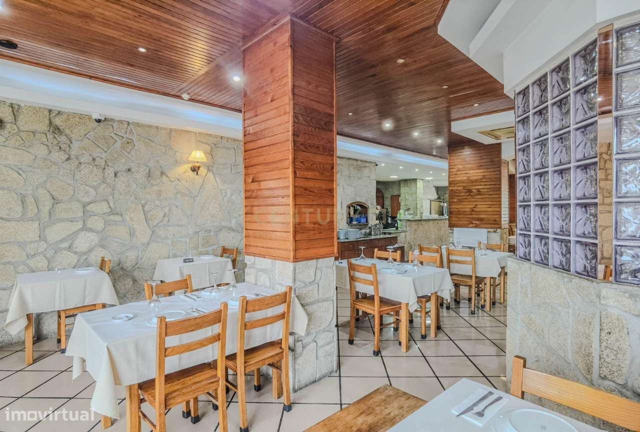 Espaço comercial  | 196ms | Box uma viatura | Duas frentes | Pedrouços - Grande imagem: 4/22