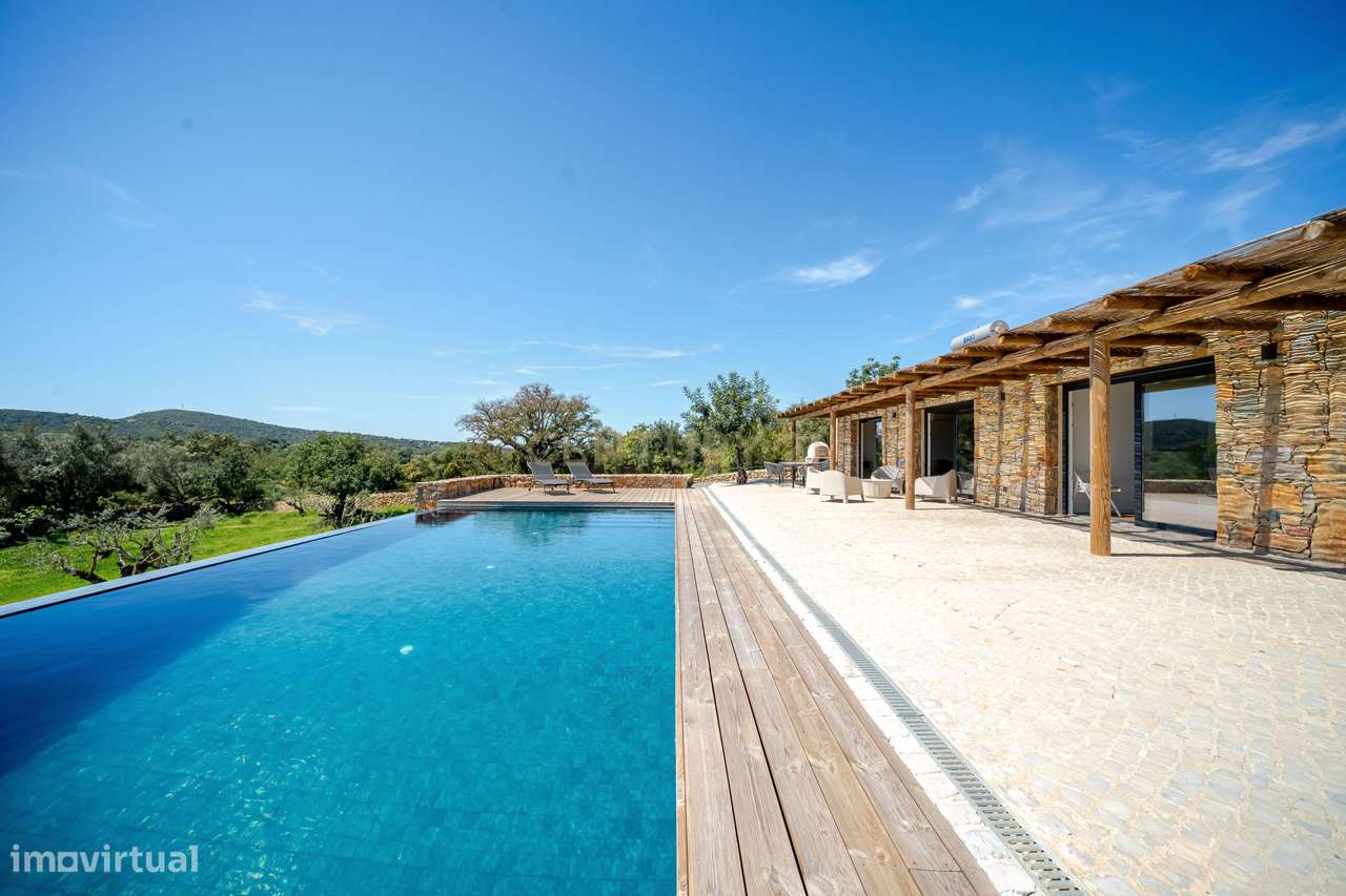 Moradia T3 Térrea de Luxo com Piscina Infinita, Privacidade Total e Am - Grande imagem: 2/55