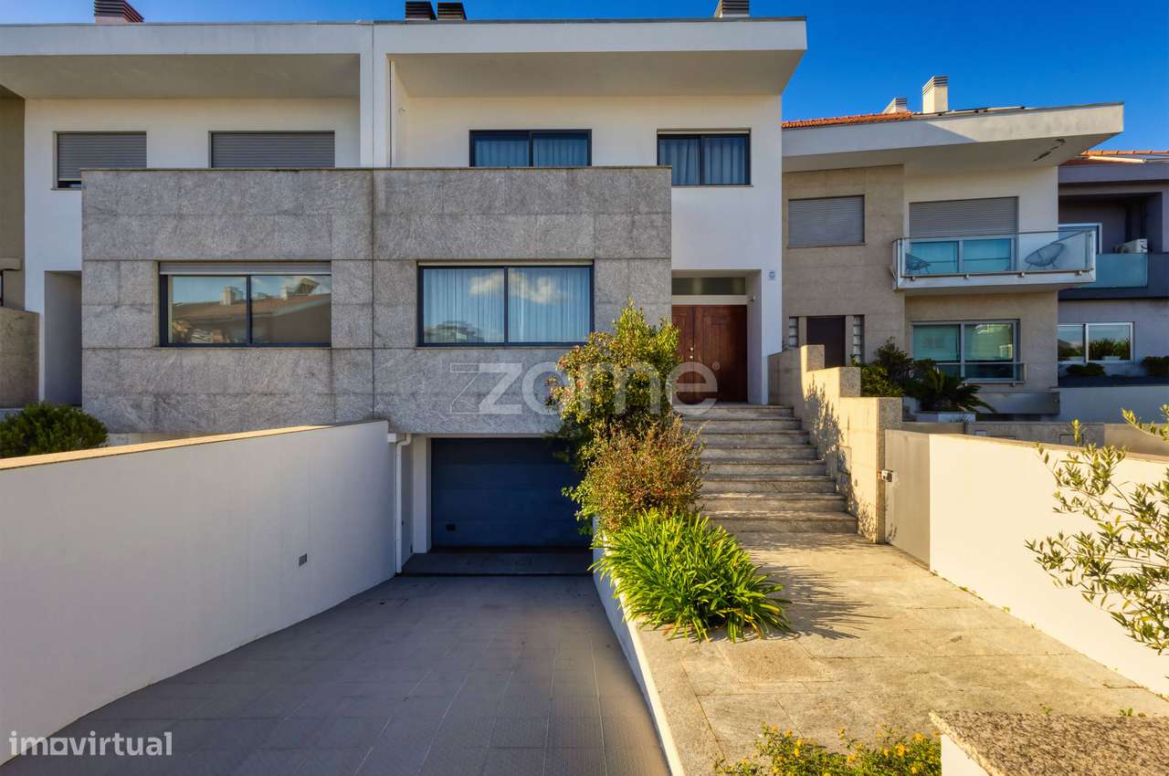 Moradia T4 com 4 suítes, na Rua Gomes Teixeira, Matosinhos-0