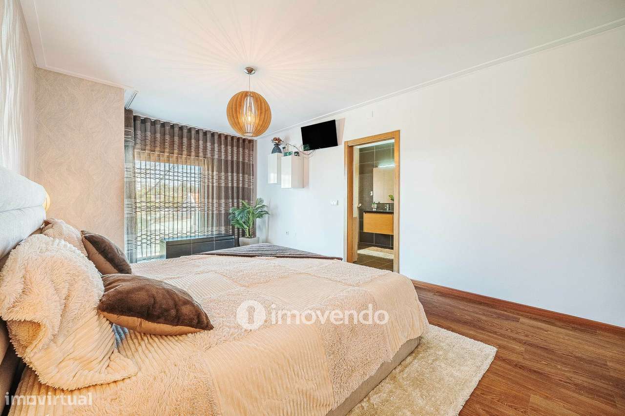 Apartamento T4 Duplex, com estacionamento e arrecadação, no Barreiro-21