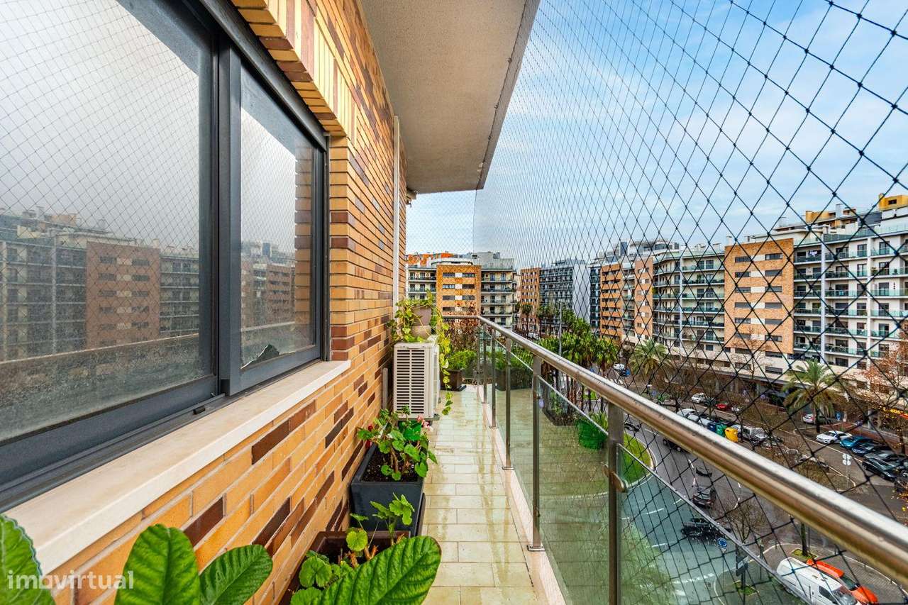 T3 com duas varandas na Rua Pulido Valente Colinas do Cruzeiro-13