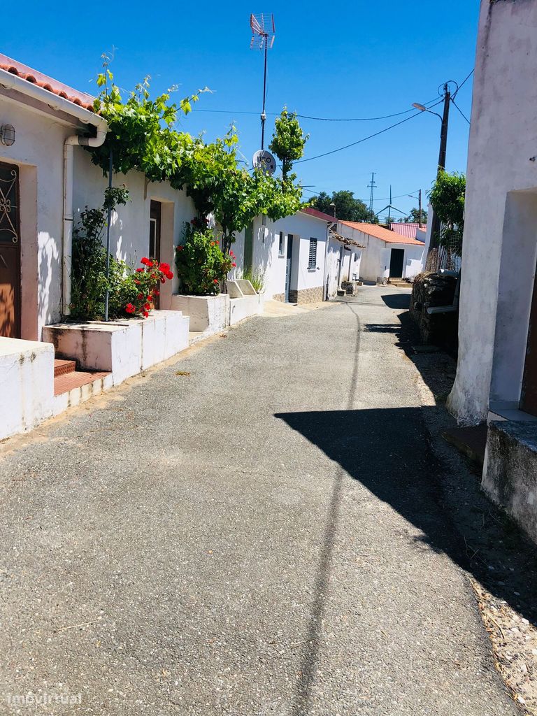 Casa terrea com anexo em ruina