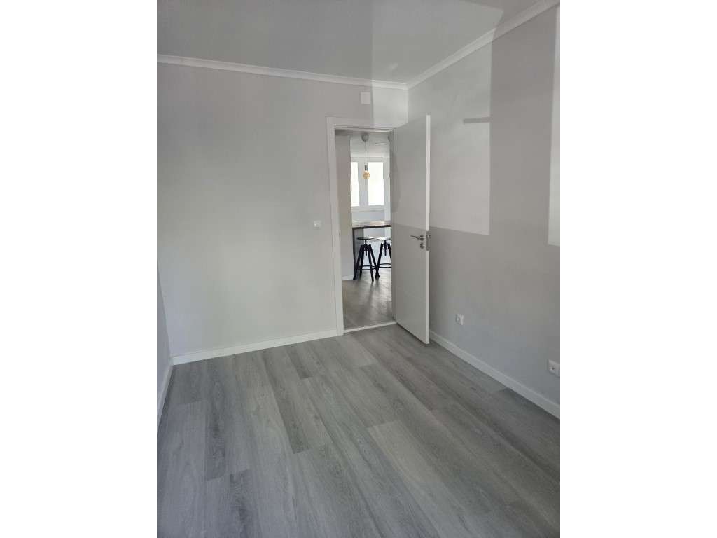 Apartamento T2 renovado em Benfica-10