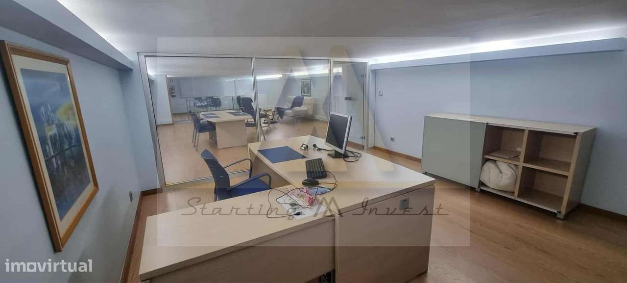 Loja comercial no largo do passeio Alegre, na Póvoa de Varzim.-9