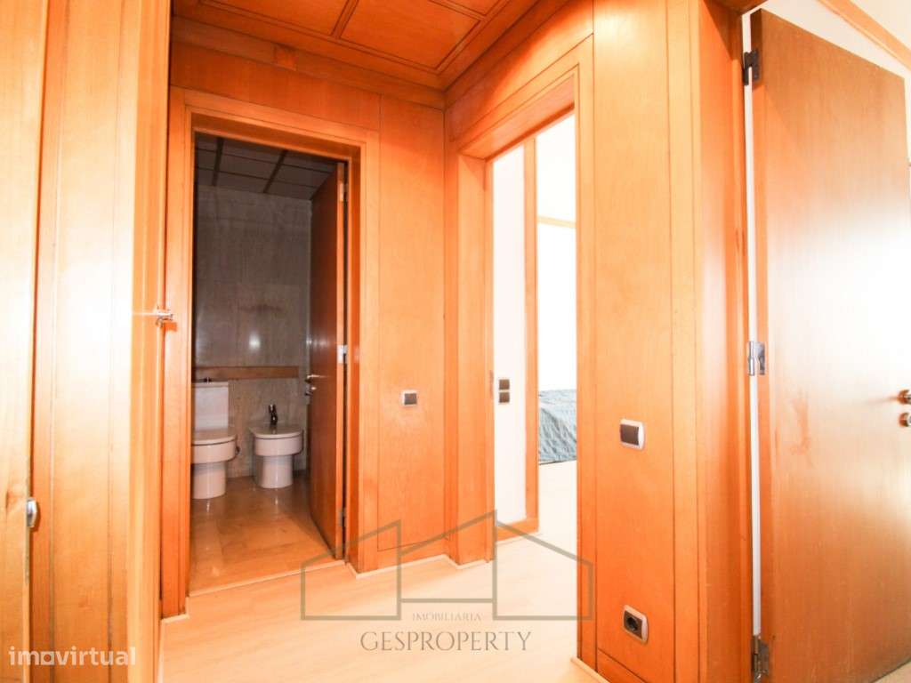 Apartamento T4 nas Torres das Amoreiras-19