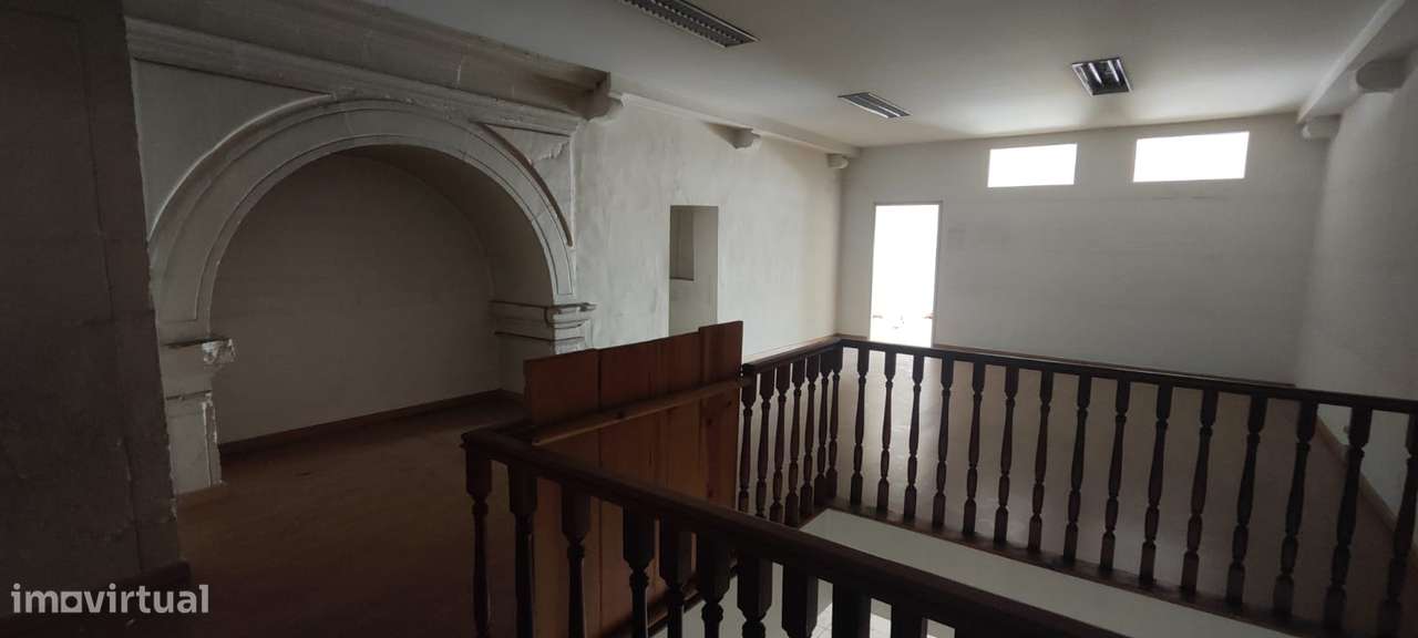 magnifico espaço comercial na Rua da Sofia, junto à Câmara Municipal-6