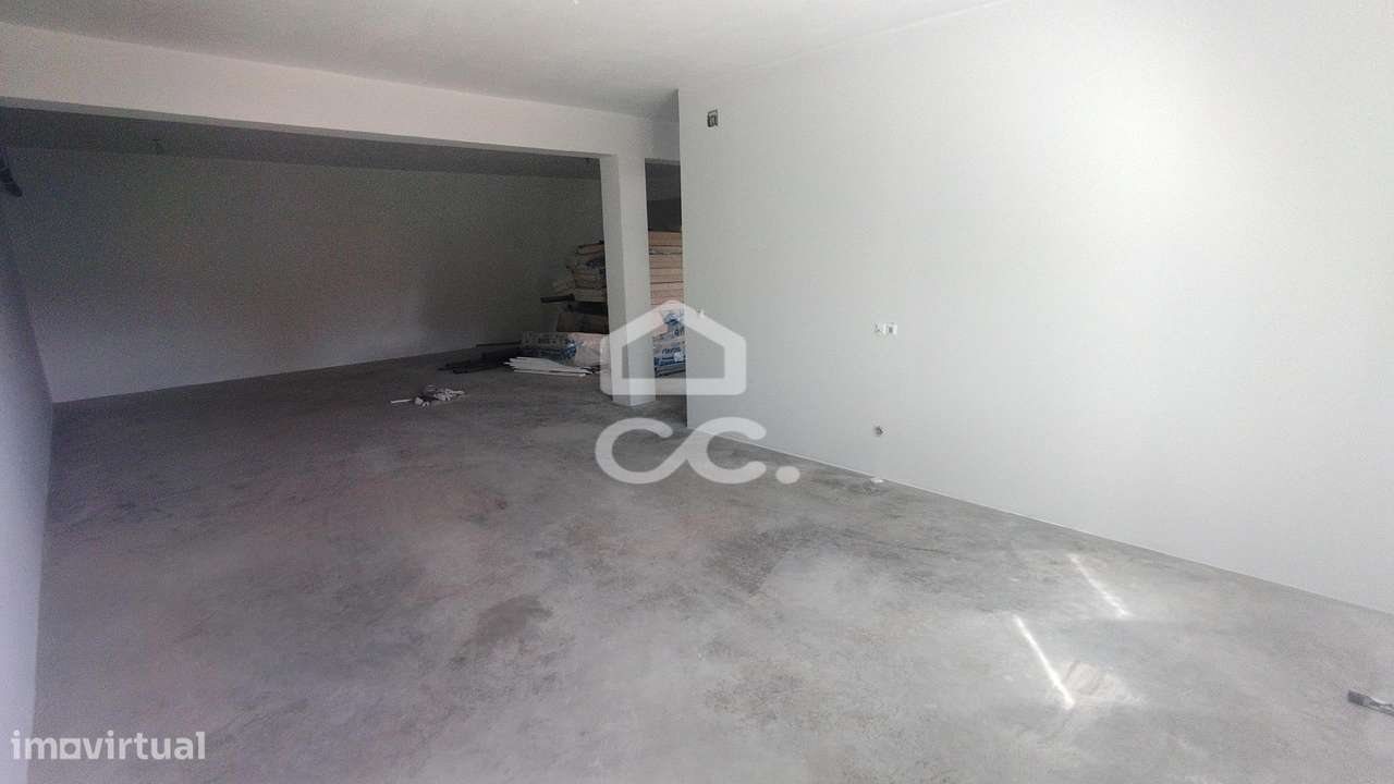 Moradia de rés do chão e 1º andar, em lote de terreno individual em zo-11