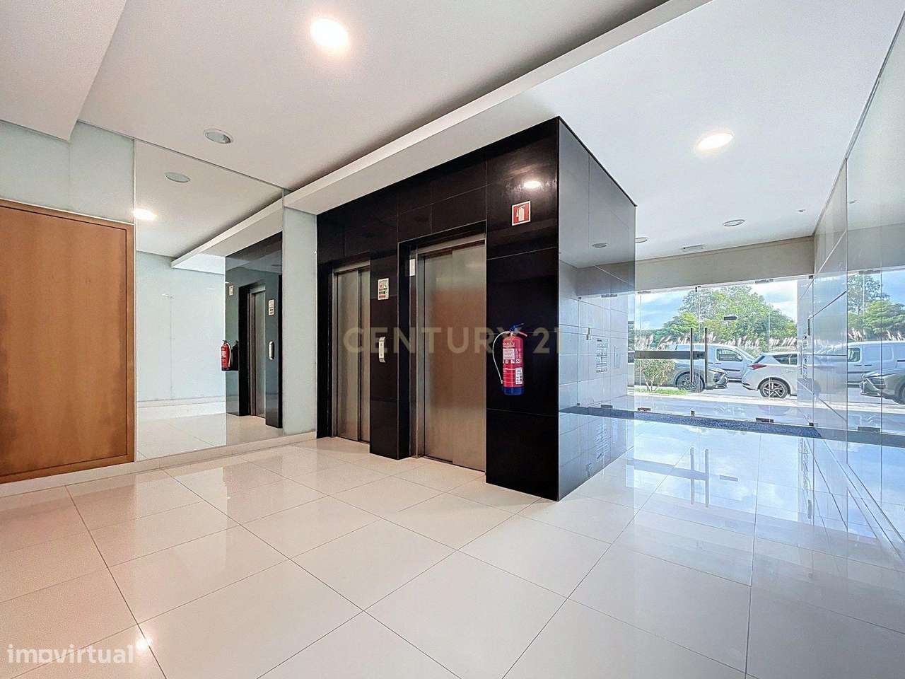 Apartamento T2 Duplex de Excelência | Último Piso | Vistas Mar e Serra - Grande imagem: 5/36