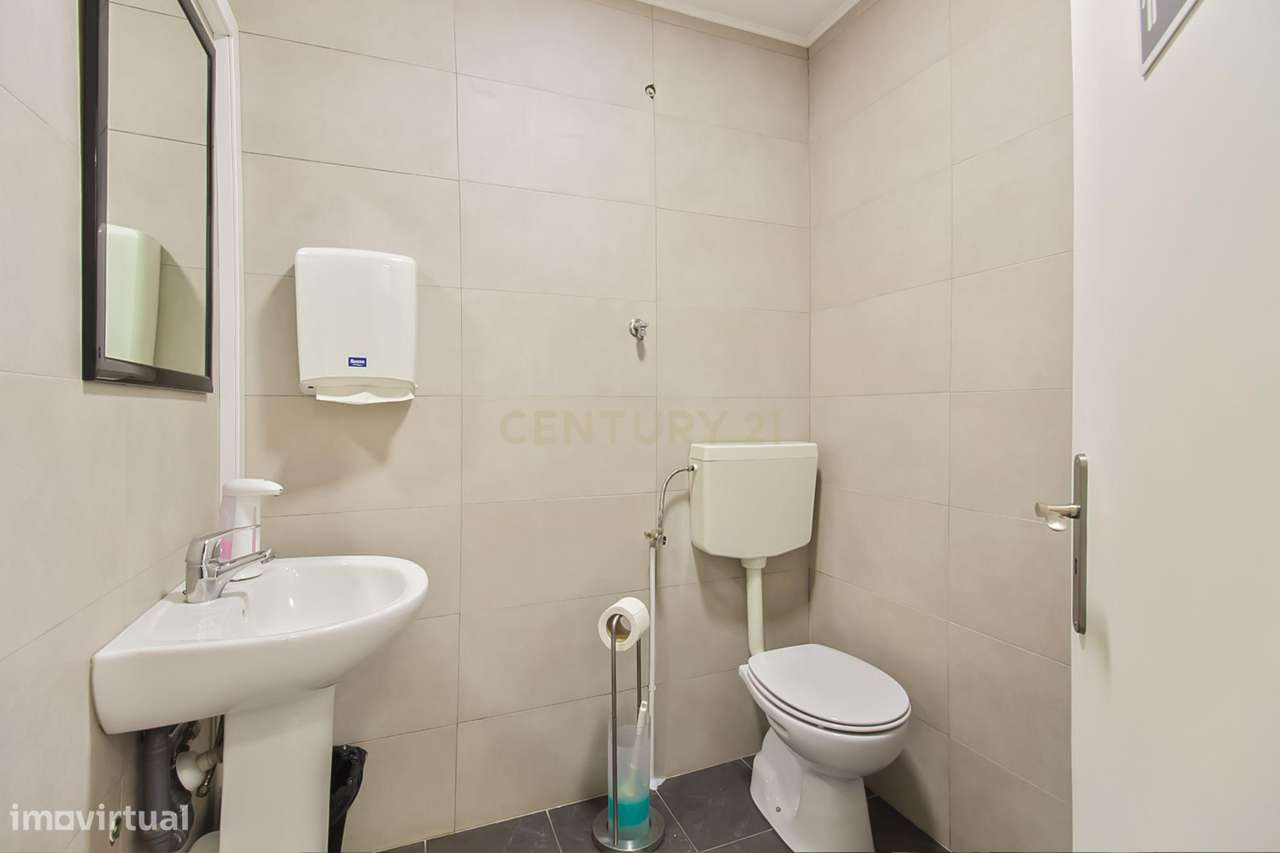 Loja com dois pisos localizada numa zona central e consolidada de Saca-4