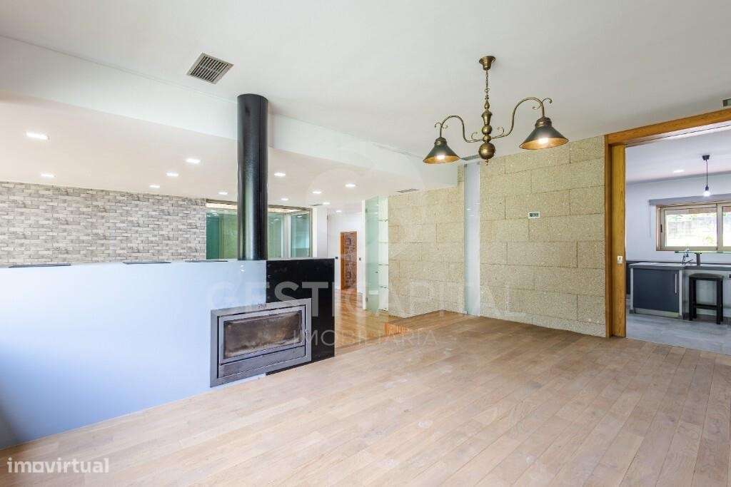 Moradia T4 Térrea de Luxo em Pedra com Terreno, Garagem e Levada Natur-5
