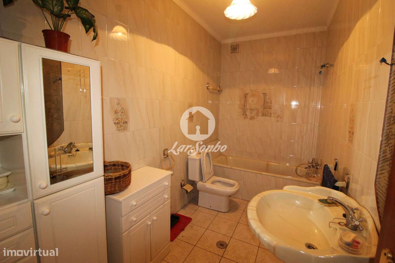 Apartamento T2 com garagem individual no coração de Fafe-5