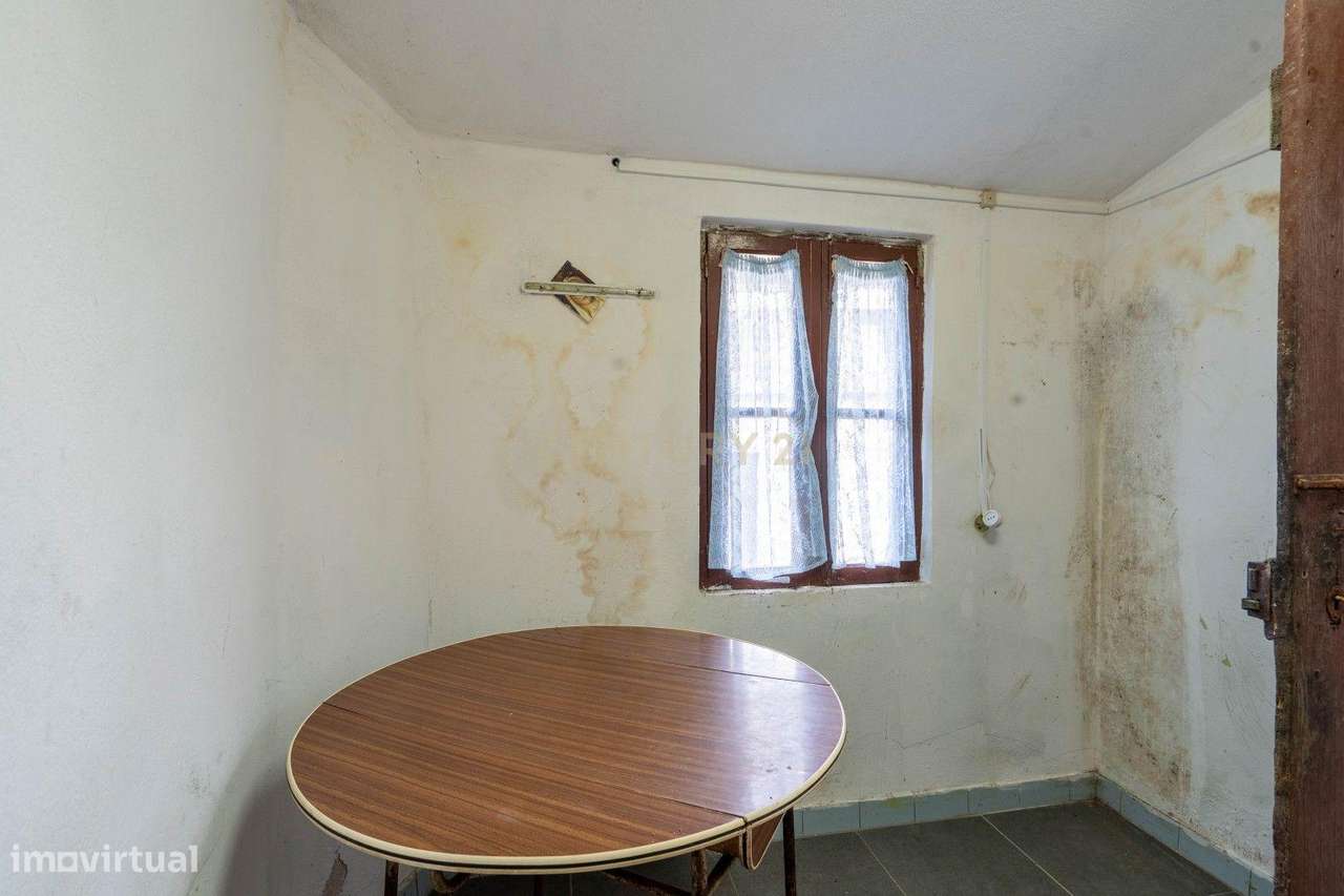 Moradia para recuperar com terreno a 1,4 km da Estação de Serpins - Grande imagem: 4/36