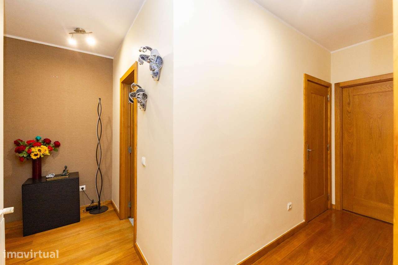 T3 Último Piso c/ Varanda, Garagem e Arrumos. Av. Altino Coelho,...-16