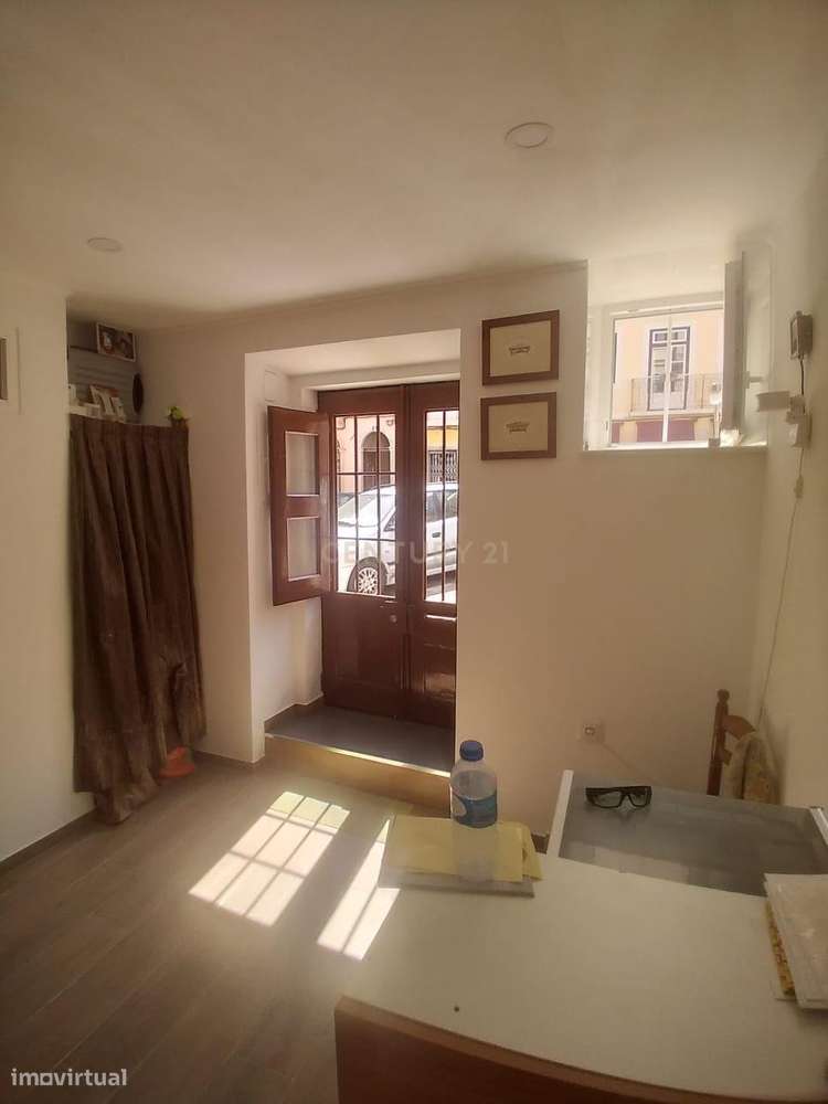 Armazém - Transformado em T1+1 habitacional - Metro Anjos - Grande imagem: 3/20