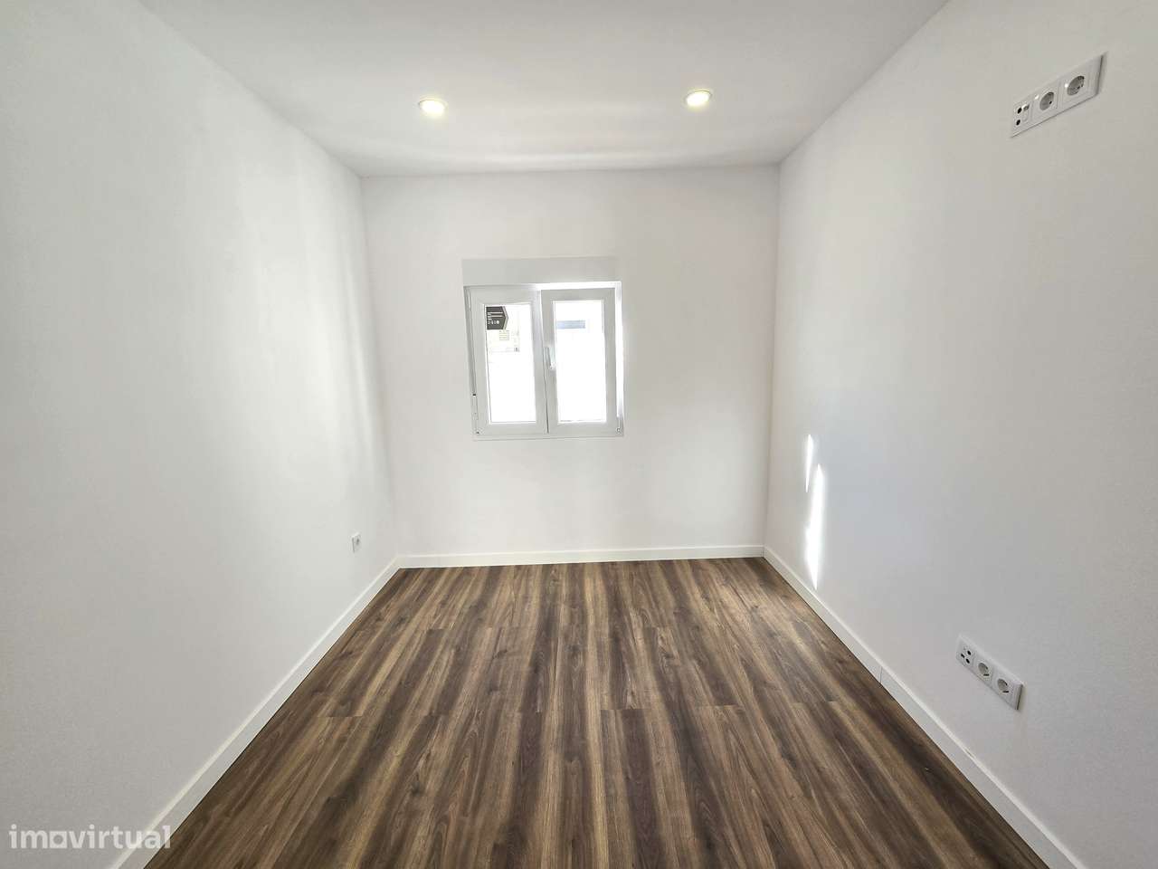 Fantástica Moradia T2 Totalmente Renovada, Independente em Setúbal-3