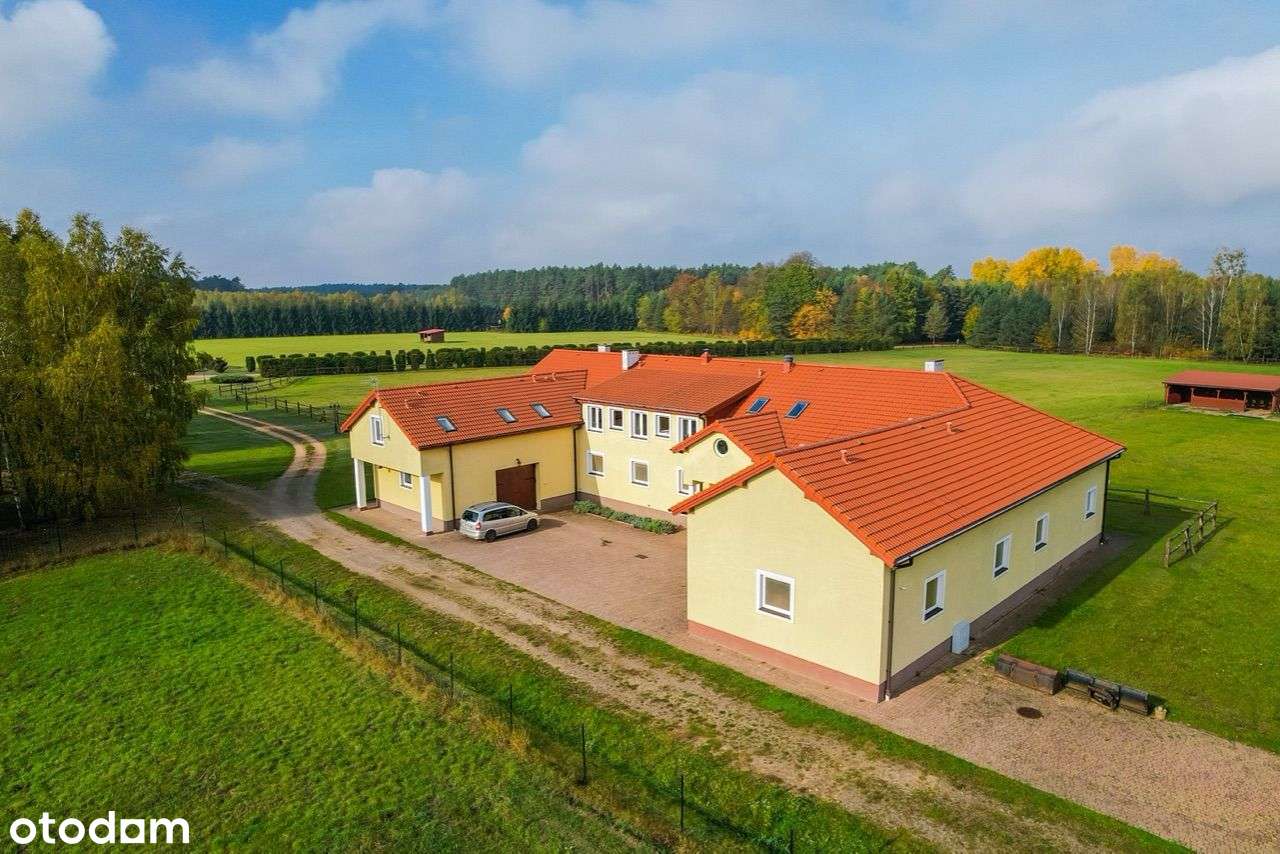 Posiadłość z hotelem i stadniną koni-15