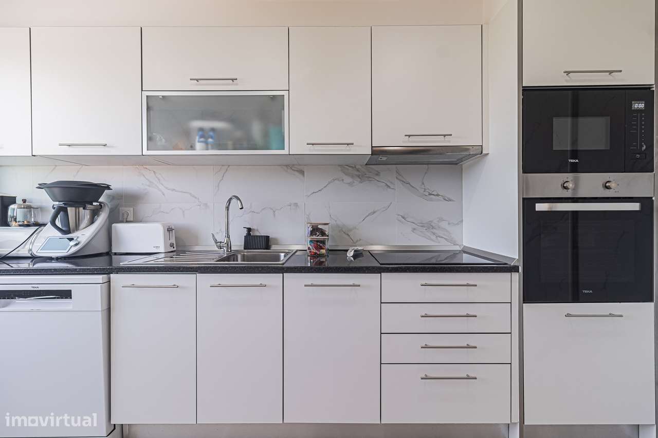 Apartamento T3 remodelado em prédio com elevador, Corroios-13