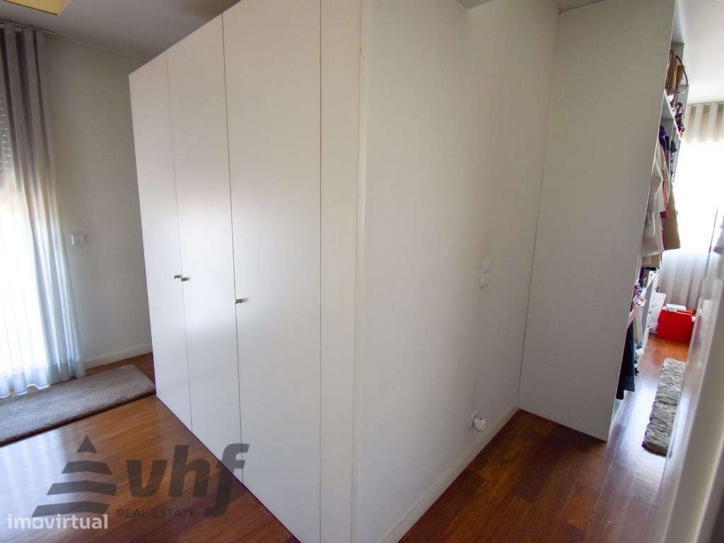 Oportunidade Única: T5 de Excelência no Condomínio Jardim das Camélias-16