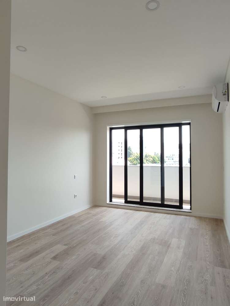 T2 com vistas de mar, lugar de garagem e arrumo, à estação do metro-6