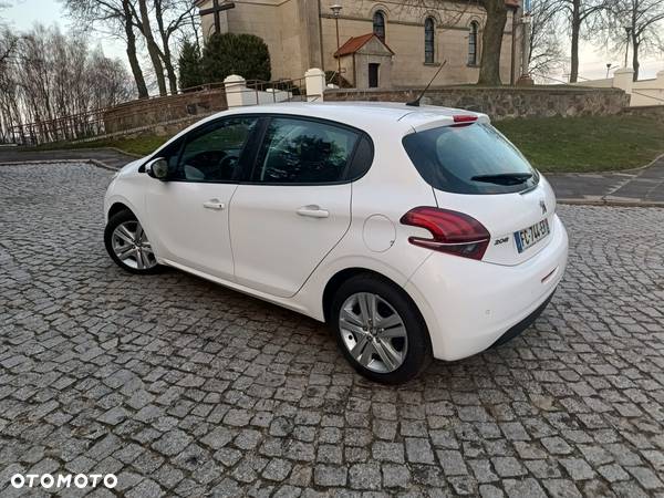 Peugeot 208 - 18