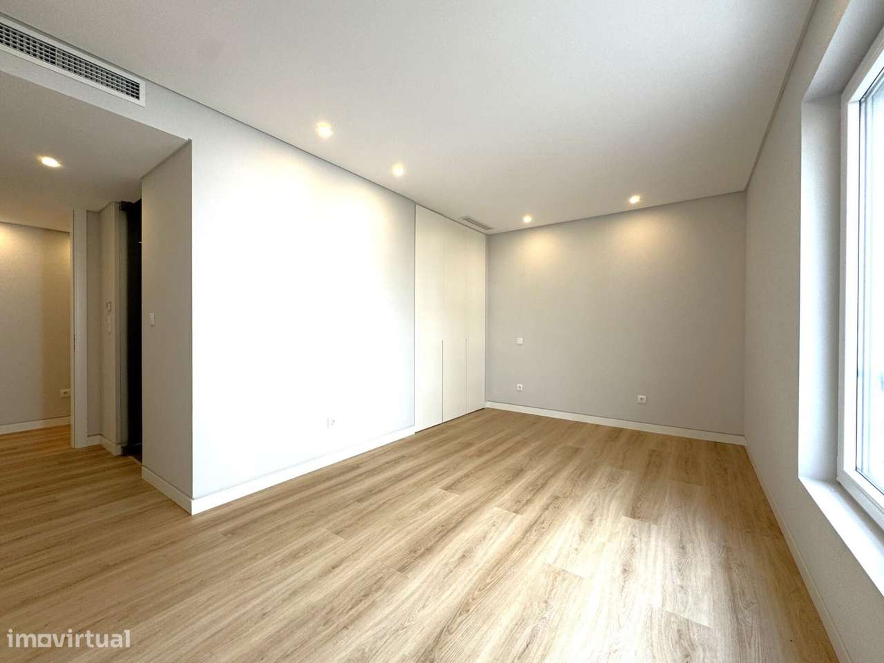 Apartamento T3 novo com estacionamento no centro de Carcavelos-30