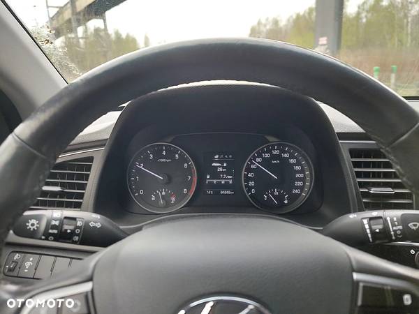 Hyundai Elantra 1.6 Comfort - 16