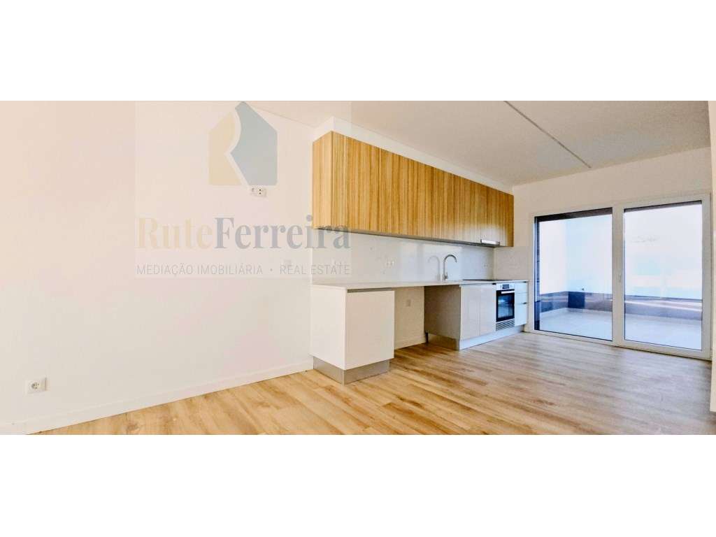 Espetacular Moradia T4 Nova, com Garagem e Logradouro!-12