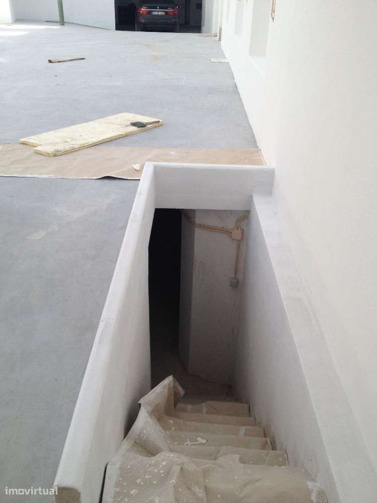 Armazém pronto a usar com parqueamento e acesso fácil - Grande imagem: 2/7