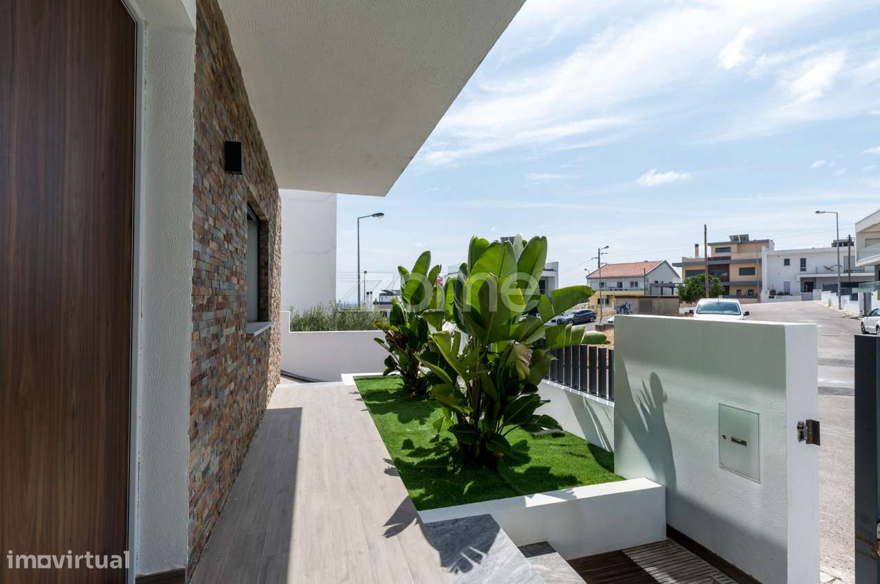 Moradia T4 Bª São Sebastião - Famões-4