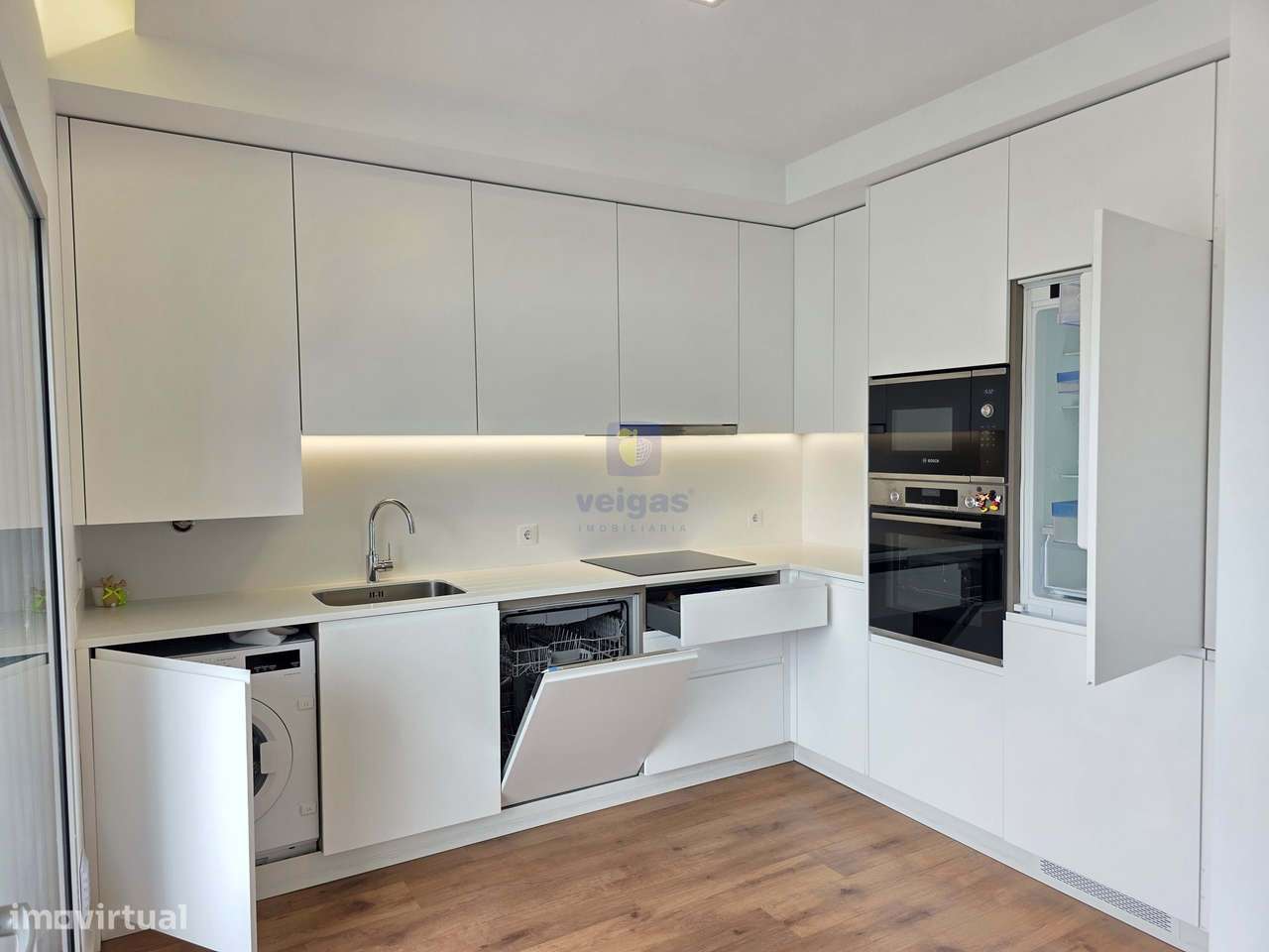 Apartamento semi-novo, T2, 2 WC, box p/ 2 carros e arrumos, em Leiria-9